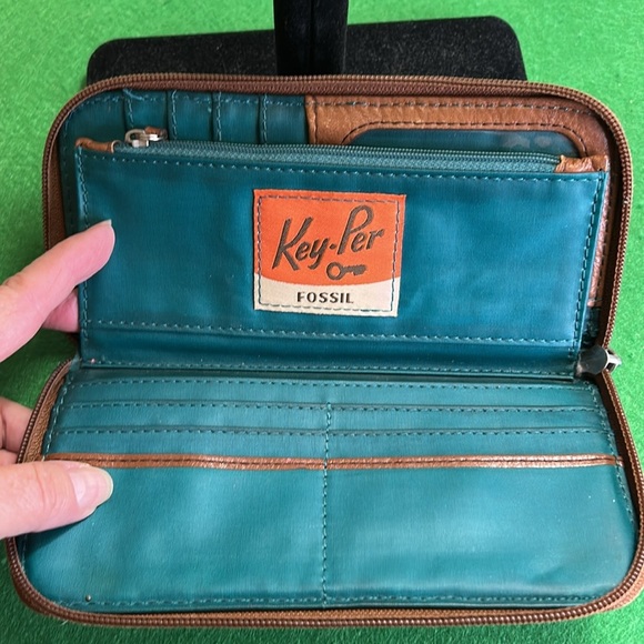 FOSSIL KEY PER POIKA DOT ZIP AROUND WRISTLET WALLET - Picture 5 of 14